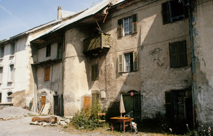 Le Casset. Parcelles 1214 à 1218. Vue d'ensemble des façades sud-ouest, prise du sud-est.