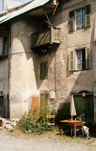 Le Casset. Parcelle 1215. Façade sud-ouest. Noter l'entrée du couloir abritée sous un porche et le ressaut de la cage d'escalier sur la façade.