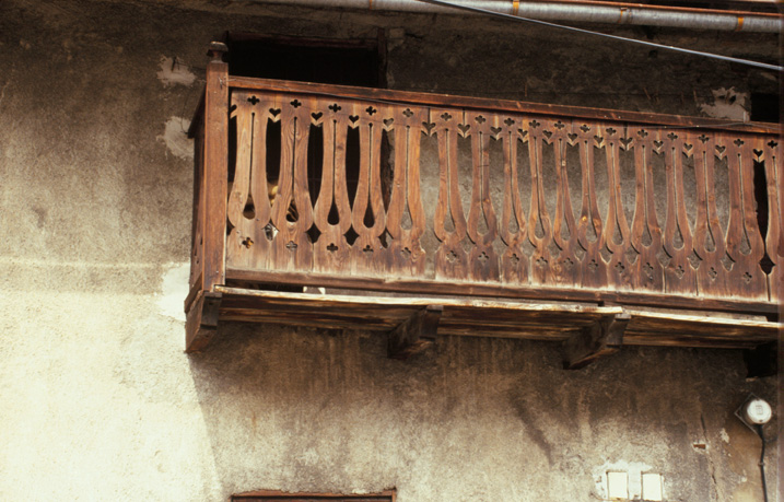 Le Casset. Parcelles 1275. Balcon de grange à balustres plats découpés, style savoyard.