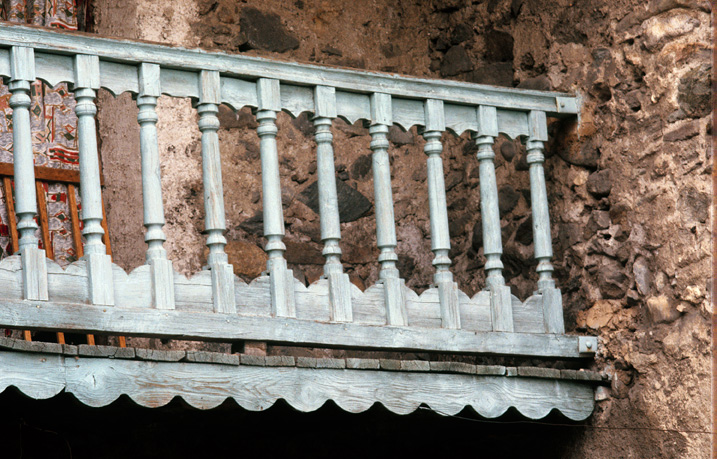 Le Casset. Parcelle 1295. Balcon de grange à balustres tournés et lambrequin.
