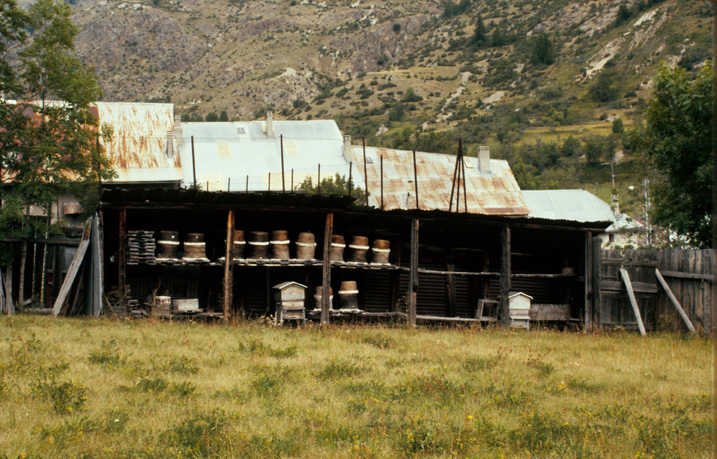 Les Guibertes. Ruches anciennes en paille tressée.
