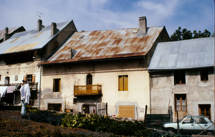 Les Guibertes. Parcelles 145 à 455. Noter les façades peintes à décor architectural et la longueur des jardins.