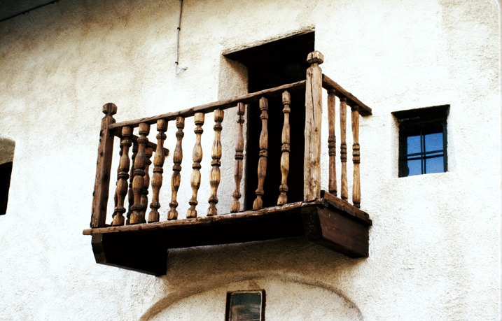 Les Guibertes. Parcelle 107. Balcon à balustres tournés.