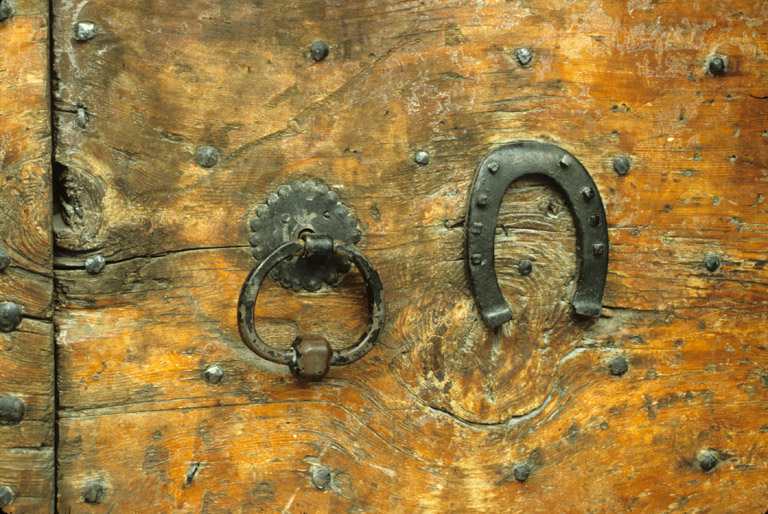 Le Serre-Barbin. Parcelle 122. Détail : heurtoir de la porte d'entrée sur platine découpée en fleur.