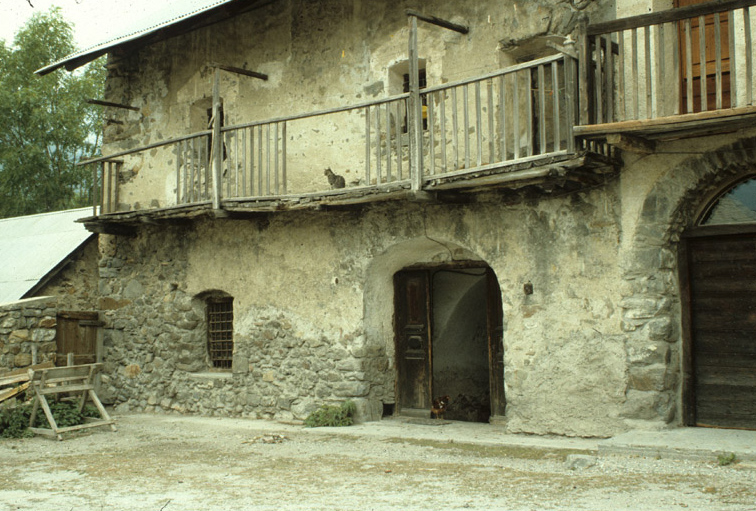 Le Serre-Barbin. Parcelle 140. Façade sud. Noter le grand balcon à barreaux droits et les encadrements des fenêtres imitant des frontons.