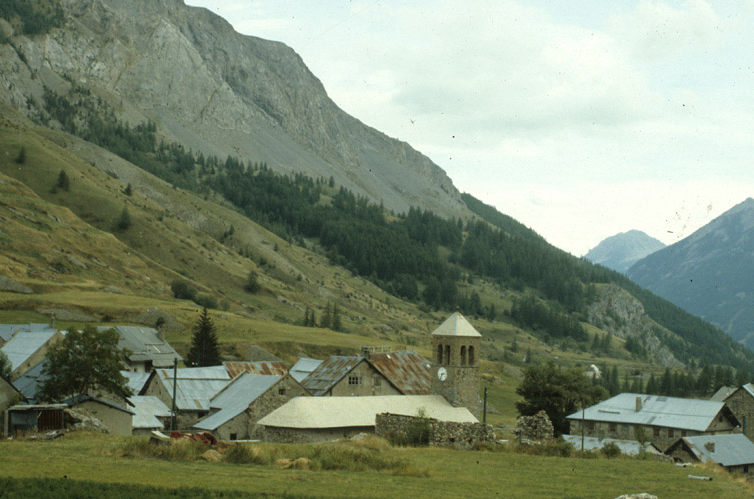 Vue rapprochée, centrée sur l'église.