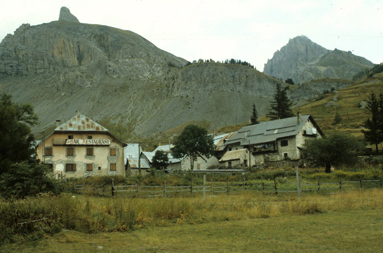 Le Lauzet. Parcelles 613, 621 et 623. Vue d'ensemble prise du sud-ouest.