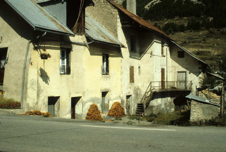 Chef-lieu. Parcelles 410 et 413. Façades est peintes. Noter le grand chassis assis pour monter le foin.