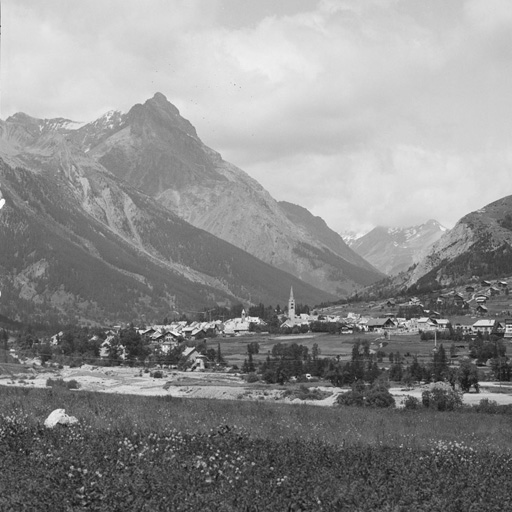 Le Monêtier-les-Bains. Chef-lieu. Vue d'ensemble prise du sud-est.
