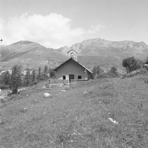 Le Monêtier-les-Bains, Peyra Juana : chapelle Saint-Michel. Vue générale prise de l'ouest : mur pignon. ; Le Monêtier. Peyra Juana. Chapelle Saint-Michel. Vue générale prise de l'ouest : mur pignon.