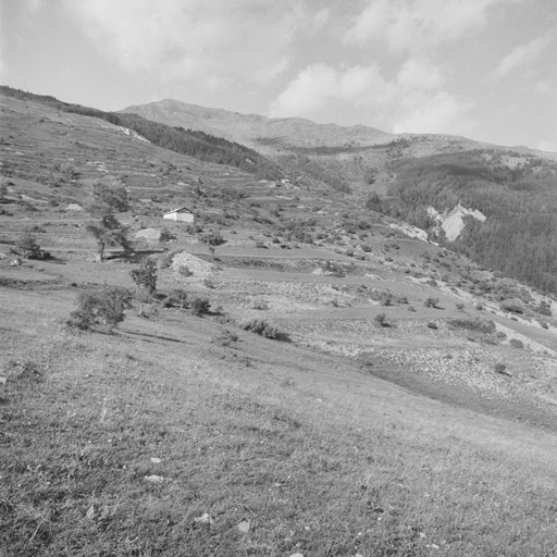 Le Monêtier. Mas des Faures. Chapelle Sainte-Anne. Vue d'ensemble prise du sud.