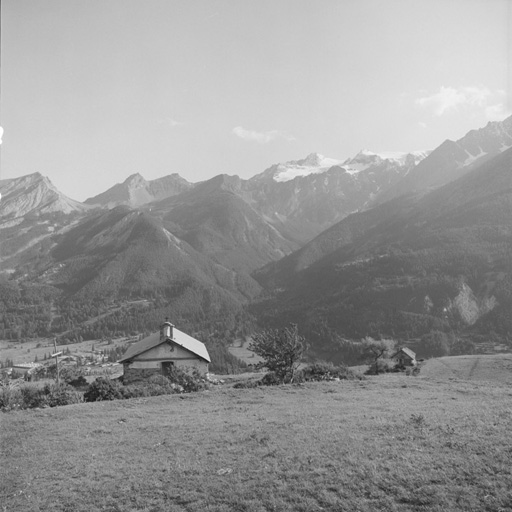 Le Monêtier-les-Bains, le Mas-des-Faures : chapelle Sainte-Anne. Vue générale prise du nord : mur pignon. ; Le Monêtier-les-Bains, le Mas-des-Faures : chapelle Sainte-Anne. Vue générale prise du nord : mur pignon.