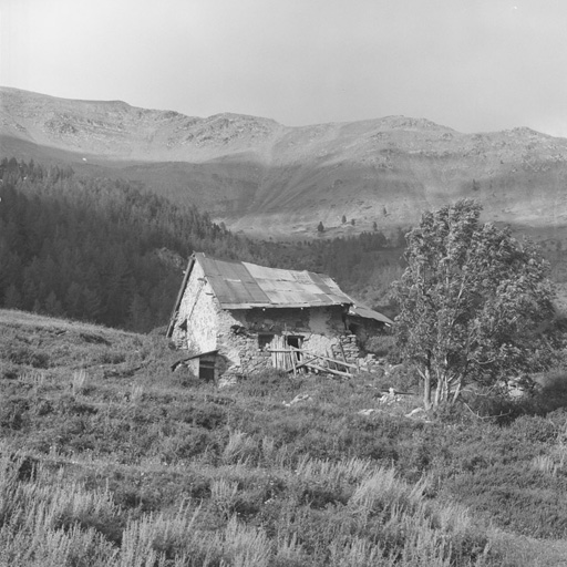 Puy-Chevalier. Chalet. Vue prise du sud-ouest.