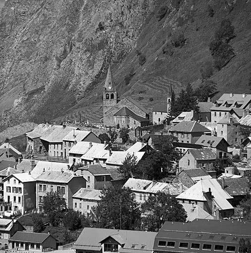 Vue prise du sud-est. Dans l'enceinte du cimetière, l'église et la chapelle des Pénitents.