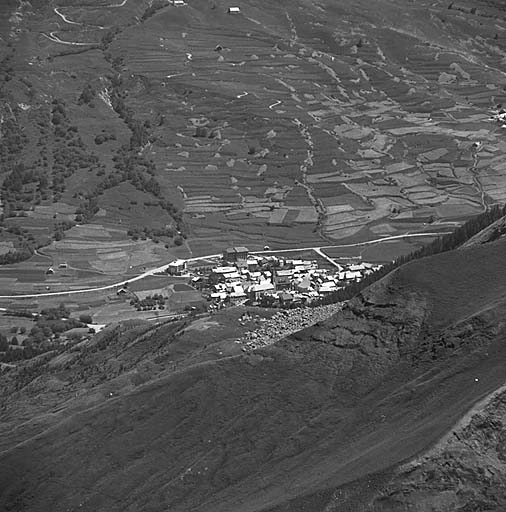 Vue prise du sud-ouest. Au-dessus du village les chalets du Chazelet. ; Le Villar-d'Arène. Vue d'ensemble prise du sud.