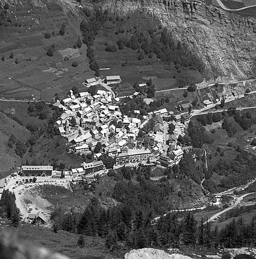 Vue prise du sud. Noter l'étagement du village sur la pente.