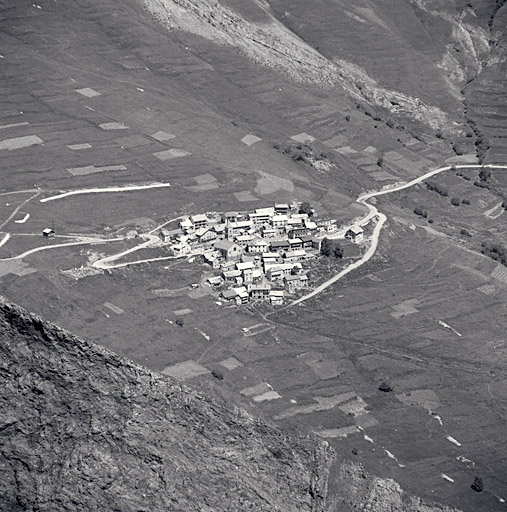 Les Terrasses. Vue prise du sud-ouest. Noter les terrasses de culture tout autour du village.