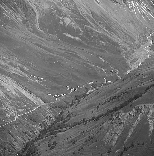 Vallon de Valfroide. Vue prise du sud-est. Le long du chemin s'échelonnent les groupes de chalets. D'aval en amont : Valfroide, Pramailler, Pré-Rond, les Piloirs, le Clos du Plot. Au-dessus de Pramailler, la Saulce.