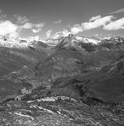La vallée de la Haute Romanche, rive droite. Vue prise du téléphérique de la Meije.