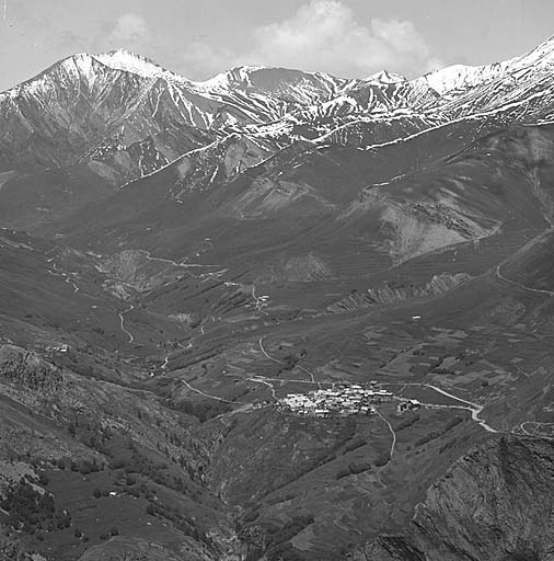 Vue prise du sud. Au premier plan, le Chazelet. Au fond le Rivet et les chalets isolés ou groupés par deux.