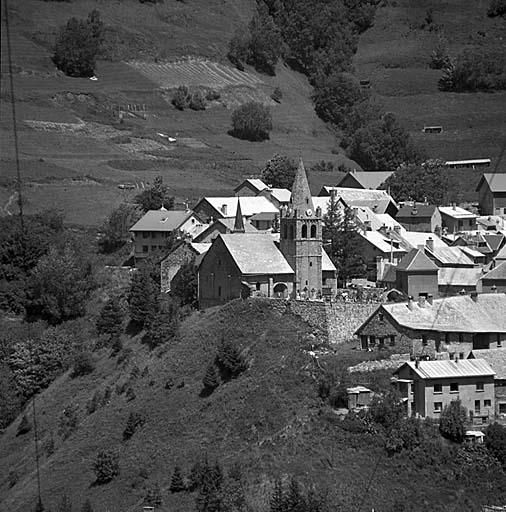 Vue prise du sud. Derrière l'église, le clocher de la chapelle des Pénitents.