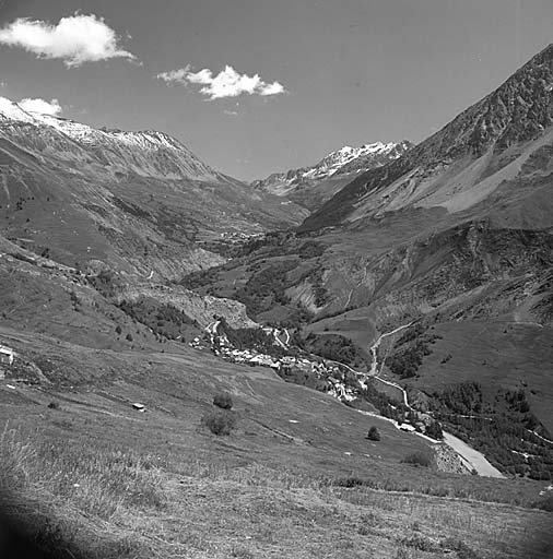 Vallée de la Haute Romanche. Vue prise du nord-ouest. Au premier plan, La Grave ; au fond, Villar-d'Arêne.