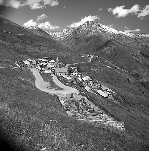 Le hameau des Terrasses, pris de l'ouest.