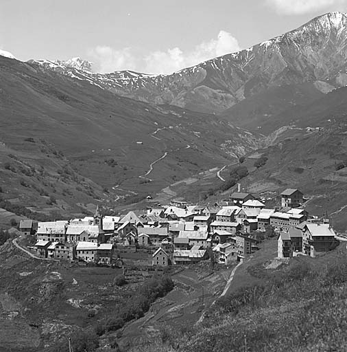 Le Chazelet. Vue prise du sud-est. Au fond le hameau du Rivet et le vallon de la Buffe dont le Chazelet commande l'entrée.