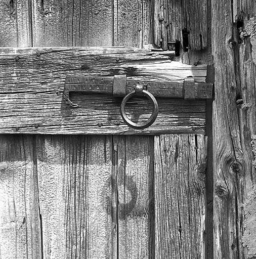Les Orliers. Chalet d'estive. Le loquet de la porte de la grange.