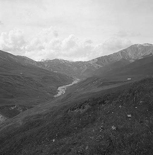 Vue prise du sud-est. Au fond les crêtes de la Grande Buffe derrière lesquelles se trouvent encore d'immenses pâturages.