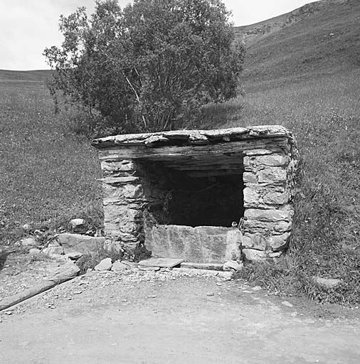 La Grave. Le Rivet du Pied. La particularité de cette fontaine d'un village de chalets est qu'elle n'est pas voûtée. Vue prise du sud.