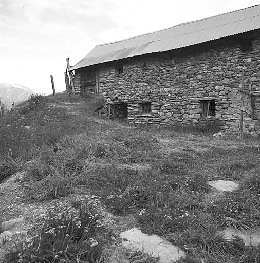 Le Rivet de la Cime. Façade sud-ouest. La levée de grange se trouve sur la façade principale et non à l'arrière de la maison.