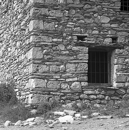 Parcelle 1851. Les chaînages d'angle et les piédroits des portes et fenêtres sont formés d'une alternance de blocs de schiste et de tuf.