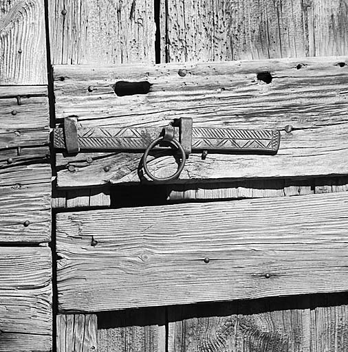 Parcelle 1757. Le loquet de la porte de la grange. Détail.