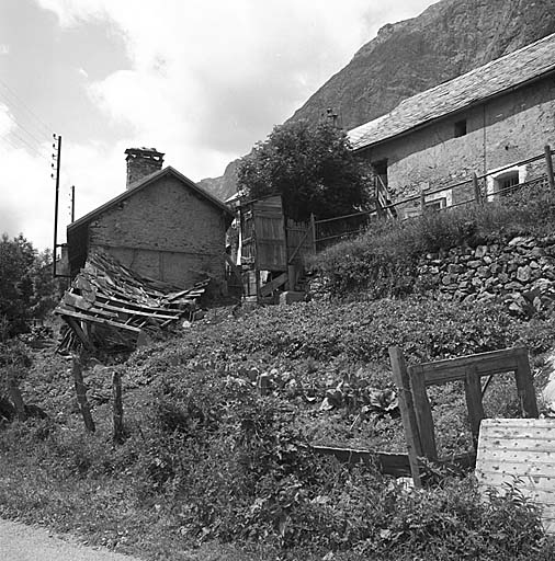 Les lieux d'aisance en face de la maison communiquent avec le jardin potager.