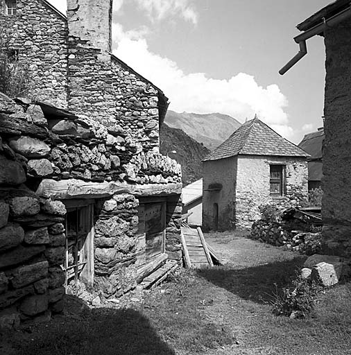 Parcelle 377. Chambre indépendante couverte d'un toit en pavillon. Vue prise du nord-ouest. Noter l'auvent en ardoise qui protège la porte du rez-de-chaussée.