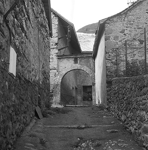 Parcelles 379-380. Portail. Vue prise du sud.