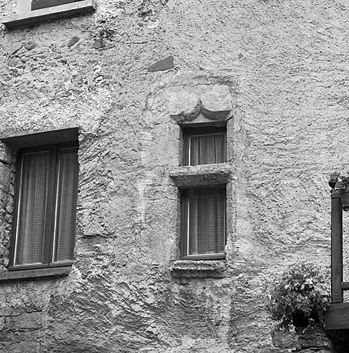 Parcelle 352. Fenêtre en accolade à meneau sur l'une des maisons de la place de l'église.
