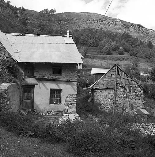 Parcelle 301. Deux exemples de maisons dont l'aspect a peu changé. A noter le pignon bardé de planches, ce qui est exceptionnel dans cette région.