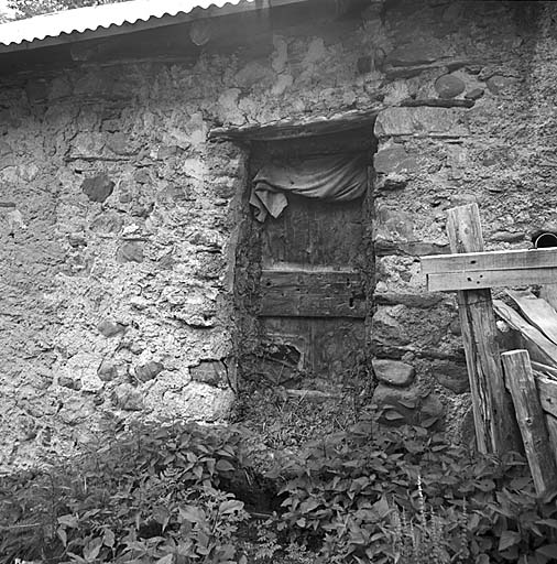 Parcelle 297. La porte. ; A La Grave, porte de chambre ménagère colmatée avec de la bouse de vache.