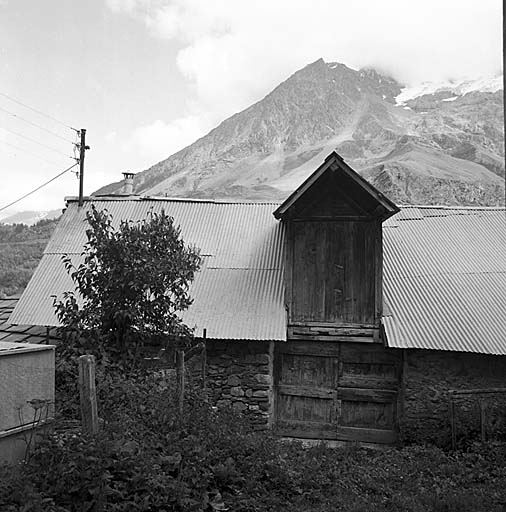 Parcelle 299. Deux entrées de grange superposées.