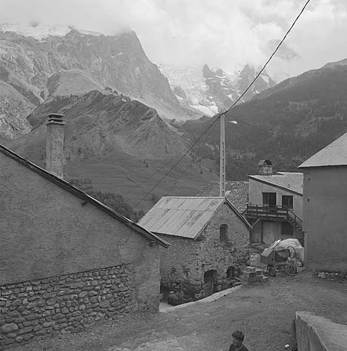 La Grave. Parcelle 315. "Chambre" indépendante. Vue de volume prise du nord-est.