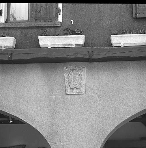 Parcelle 246. La plaque portant deux initiales liées F.S. et la date 1895 aurait été placée sur le mur de façade à l'occasion d'un mariage.