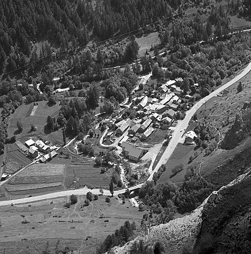 Vue prise du nord de la route du Chazelet aux Terrasses. L'ancienne route passait sur la rive sud de la rivière.