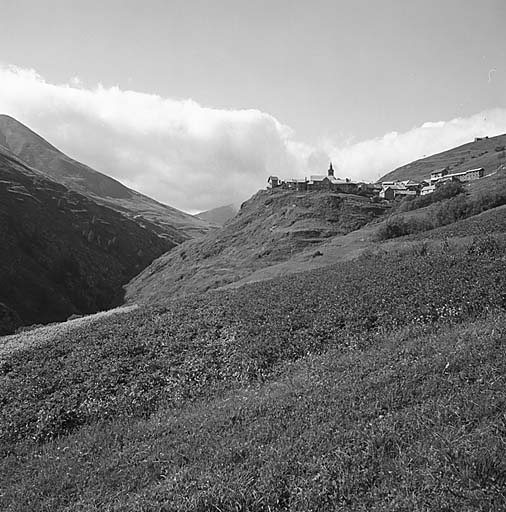 Vue prise du sud-est. Noter la situation perchée du village.