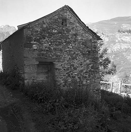 La deuxième chambre, située en face de la maison. Noter le linteau sur coussinets, grossièrement ébauché, et l'utilisation du tuf qui n'apparaît pas à la base des murs.