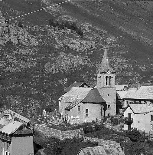 Vue prise du sud-est. Le cimetière est contigu à l'église.