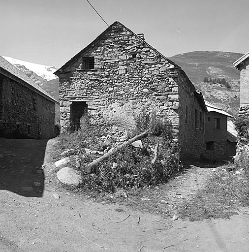 Le Chazelet. Parcelle 121. Pignon est. Noter le linteau sur coussinets.