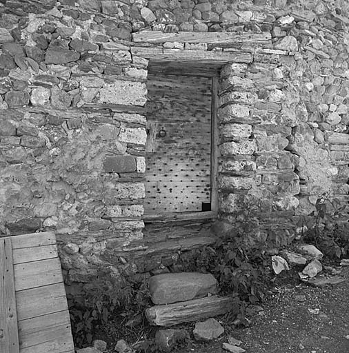 Au Chazelet porte de chambre ménagère. Noter le double linteau de bois et les piédroits formés d'une alternance de blocs de schiste et de tuf.