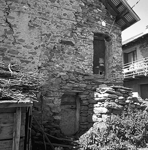 Le Chazelet. Parcelle 153. Pignon est. Noter la forme de la baie du rez-de-chaussée et le "blindage" de la porte à l'étage.